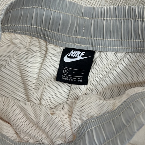 Nike shorts in off white cream - Picture 3 of 4